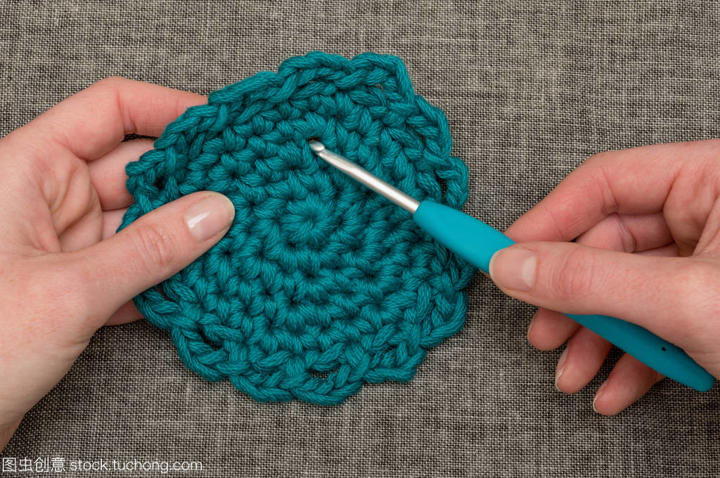 針織鉤穿孔圓藍綠色鉤的杯墊